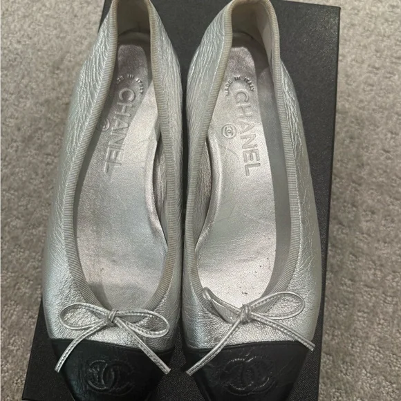 CHANEL Metallic Silvered/Black Flats size 36.5